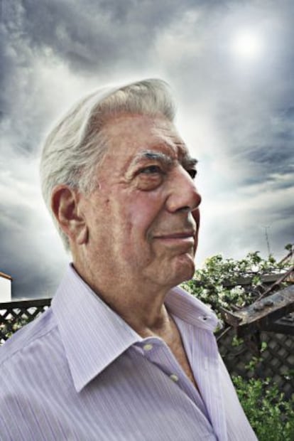 Vargas LLosa, en la terraza de su casa en el madrileño barrio de los Austrias.