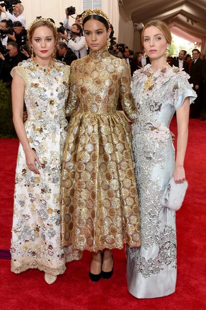 Tres princesas para Dolce&Gabbana: Brie Larson (Las vidas de Grace), Courtney Eaton (Mad Max) y Annabelle Wallis (Peaky Blinders)