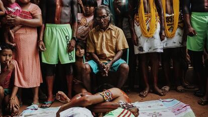 Casamento tradicional do Povo Indígena Krikati. Momento em que o homem mais velho da aldeia dá um sermão aos noivos.  @zumpanoa_