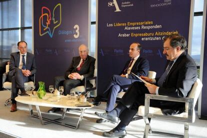 Desde la izquierda, Imanol Sánchez (Tuboplast), Fernando Querejeta (Idom) y Enrique Arriola (Tubos Reunidos), en la jornada organizada por la patronal alavesa SEA.