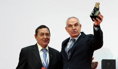 Juan Vicioso entrega una condecoración a Antonio Caño por el 40º aniversario de EL PAÍS.