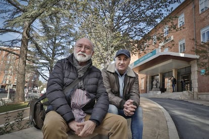 Miembros de la Plataforma Teruel Existe, a la izquierda Domingo Aula y Amado Goded en el Hospital Obispo Polanco.