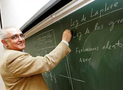 El director del Instituto de Ciencias Matemáticas del CSIC, Manuel de León, explica en una pizarra la probabilidad de ganar el Gordo de Navidad