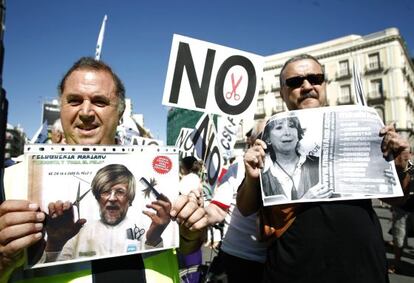Dos funcionarios protestan en la Puerta del Sol en Madrid, el pasado viernes.