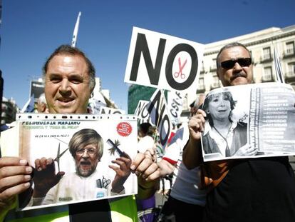 Dos funcionarios protestan en la Puerta del Sol en Madrid, el pasado viernes.