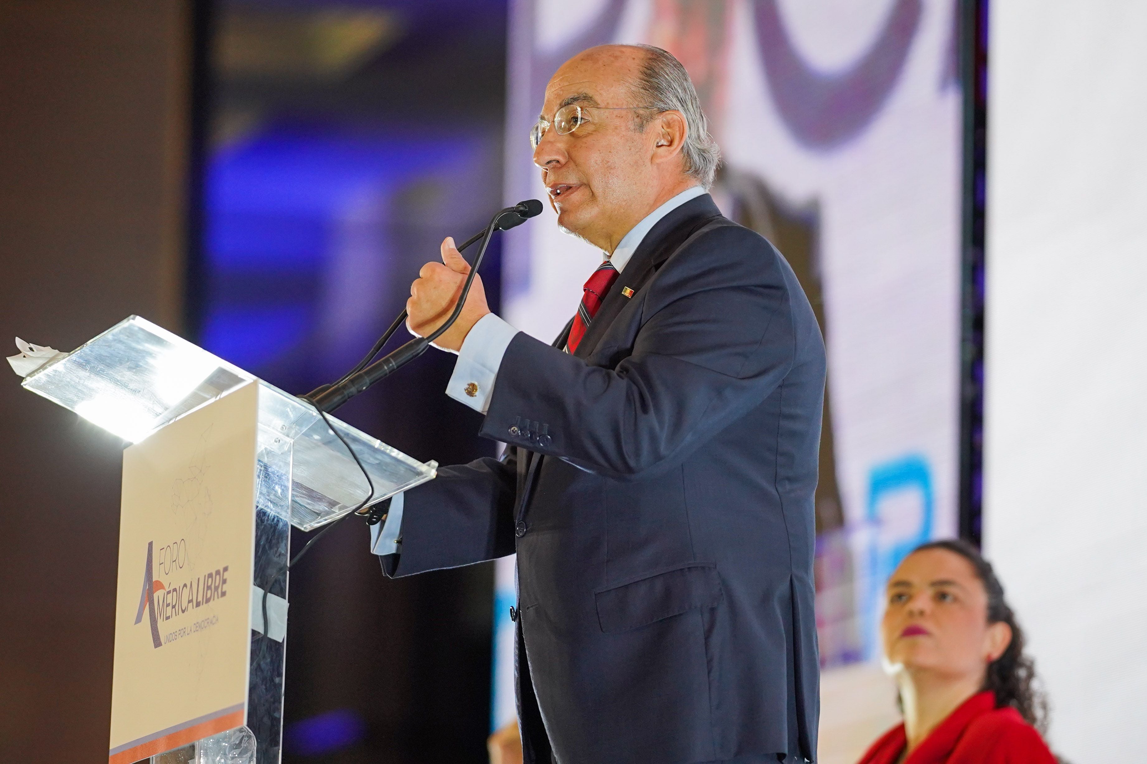 Calderón responde a la decapitación de su estatua: “Ser el villano favorito es un símbolo de que estás haciendo lo correcto”