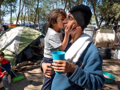 Una familia que esperaba para pedir asilo en Matamoros, México, el pasado febrero.