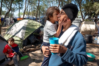 Una familia que esperaba para pedir asilo en Matamoros, México, el pasado febrero.