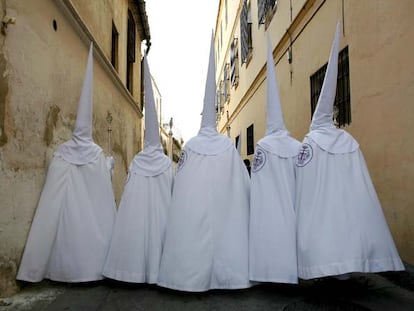 Hermanos mayores de la Hermandad de Jesús de la Salutación, ayer, en procesión por una calle de Málaga.