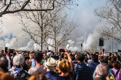 Centenares de personas presenciaban la 'mascletà' en Madrid Río, este domingo.
