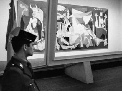 El 'Guernica' de Picasso, custodiado por un guardia civil y un cristal blindado en el Casón del Buen Retiro de Madrid en 1982.
