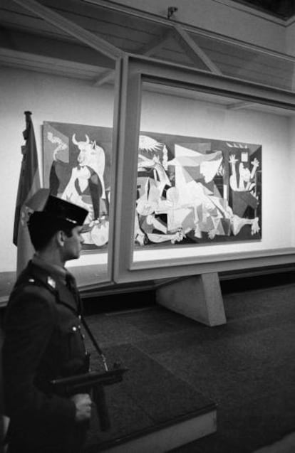 El 'Guernica' de Picasso, custodiado por un guardia civil y un cristal blindado en el Casón del Buen Retiro de Madrid en 1982.