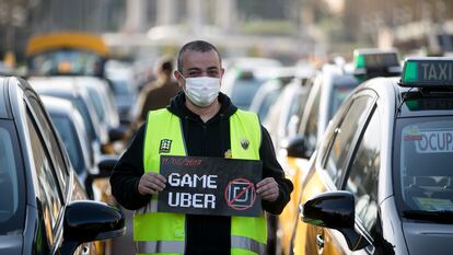 En la imagen, Alberto Alaverez (Tito) portavoz de Elite Taxi, sostiene un cartel contra Uber, en marzo de 2021.