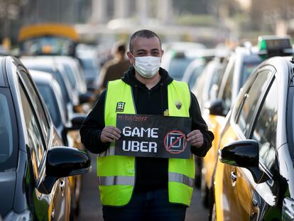 En la imagen, Alberto Alaverez (Tito) portavoz de Elite Taxi, sostiene un cartel contra Uber, en marzo de 2021.