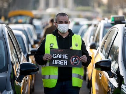 El portavoz de Élite Taxi, Tito Álvarez, en una manifestación contra los VTC, el día 14 en Barcelona.