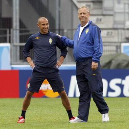 Larsson (izquierda) y el entrenador Lars Lagerbäck, en un entrenamiento con Suecia.