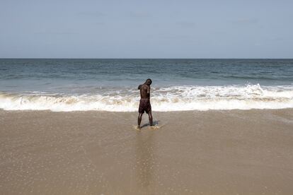 Un miembro del equipo de fútbol de la Asociación Deportiva de Amputados de una Pierna se dispone a meterse en el mar después de una sesión de entrenamiento en Freetown.