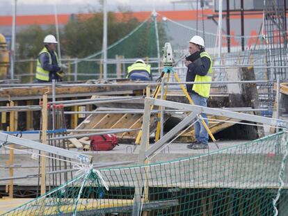 Obreros trabajan en la construcción del forjado de un edificio en Sevilla