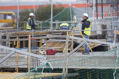 Obreros trabajan en la construcción del forjado de un edificio en Sevilla