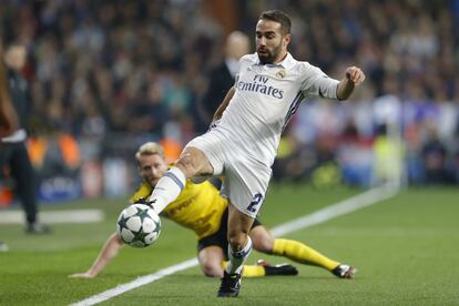 Daniel Carvajal del Real Madrid, deja tirado en el campo a Andre Schuerrle de Dortmund, durante el partido que enfrenta a los dos equipos