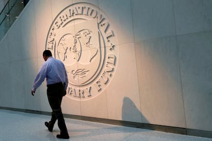 Logo del FMI en su sede en Washington.