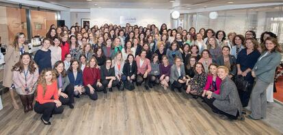 Ana Botín, presidenta de Banco Santander, con directivas de la entidad con motivo del Día Internacional de la Mujer