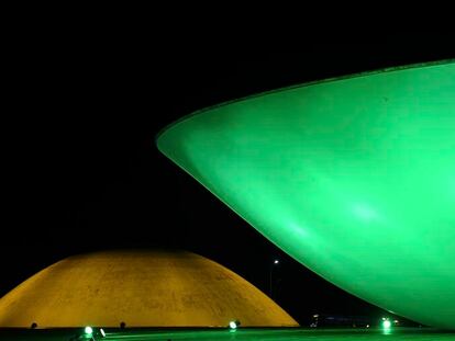 Congresso Nacional iluminado de verde e amarelo para a Copa do Mundo