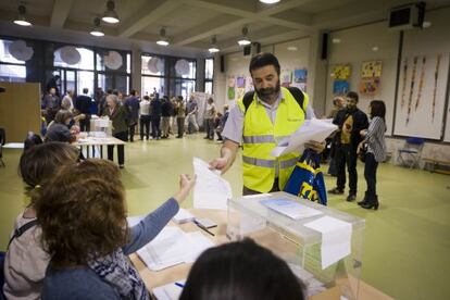 Un ciudadano ejerce el voto en la escuela Drassanes de Barcelona.