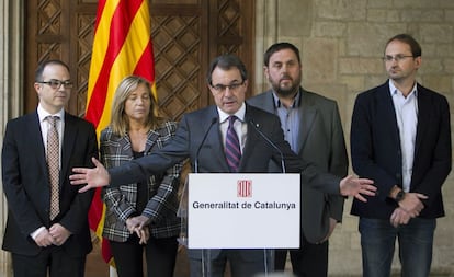 Artur Mas, junto a miembros de su Gobierno y dirigentes de ERC e ICV, el 12 de diciembre de 2013, cuando anunció la consulta que se celebraría el 9-N de 2014.