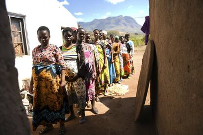 Mujeres embarazadas hacen cola para que la partera Lucy Mbewe las atienda en su casa de la aldea de Simika. A veces, incluso las que acuden para recibir atención prenatal tienen miedo de dar a luz en la clínica durante la pandemia y prefieren parir en casa.