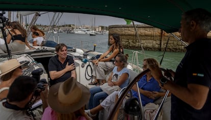 Acto de homenaje en Cádiz por el centenario de la obra 'Marinero en tierra' de Rafael Alberti. En la imagen, Luis García Montero, en un barco.