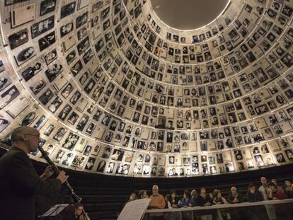 El músico israelí Yad Vashem actúa en el Memorial del Holocausto en Jerusalem (Israel).