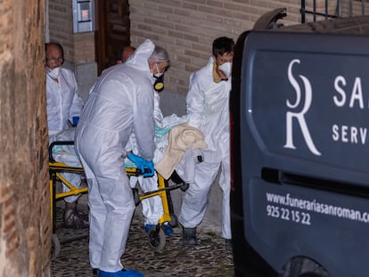 Traslado de uno de los fallecidos por los trabajadores de los servicios funerarios, el martes, en Toledo.