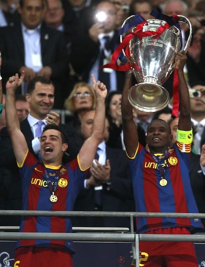 Abidal, con Xavi a su lado, levanta la cuarta 'Orejona' para el Barcelona.