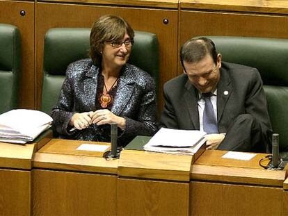 La <i>vicelehendakari,</i> Idoia Zenarruzabeitia, y el presidente vasco, Juan José Ibarretxe, en el debate.