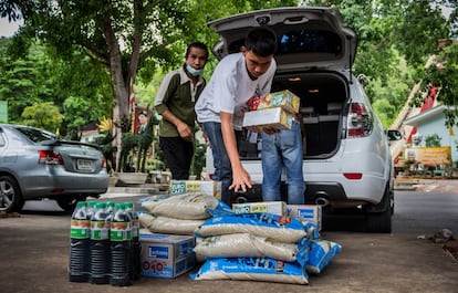 Algunos voluntarios llevan comida al centro para ser repartida entre los pacientes