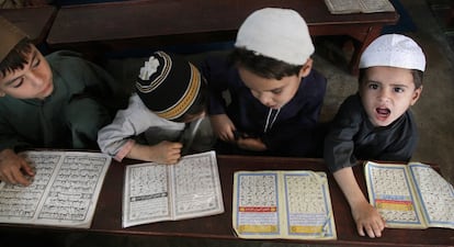 Unos niños paquistaníes leen el Corán en una escuela islámica de Karchi, Pakistán.