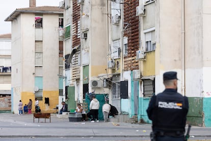 Un agentes de policía, en un momento de la operación.