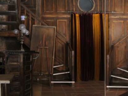 Composición basada en dos fotografías superpuestas que muestra el acceso al escenario del teatro.