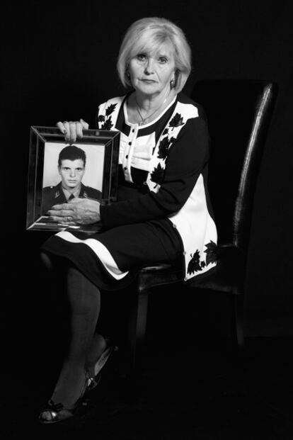 Hortensia Gómez con un retrato de su hijo Alberto Alonso Gómez.