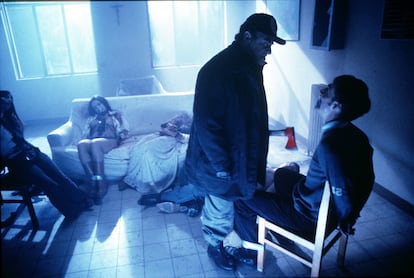 Escena de 'School Killer'. De pie, el actor Paul Naschy.