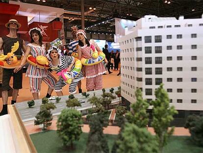 Un grupo de teatro hace mímica durante la inauguración del Salón Inmobiliario de Madrid (SIMA).