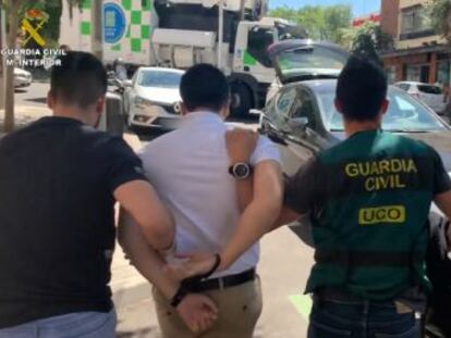 La Guardia Civil arresta en Madrid a un leonés de 23 años como presunto cabecilla de una red que ha engañado a miles de personas en tres años con ventas  online 