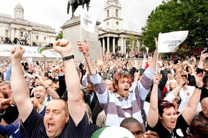 Una multitud se ha dado cita en el corazón más popular de Londres, Trafalgar Square, para seguir el desarrollo de las votaciones del COI en Singapur. La noticia de la elección de Londres ha llegado a las 12.45 (hora británica) y ha provocado un estallido de júbilo entre la gente que colapsaba la plaza londinense.