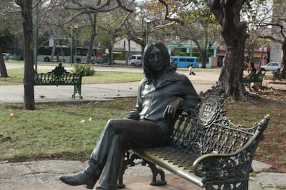Estatua de Lennon en el parque que lleva su nombre.