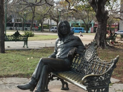 Estatua de Lennon en el parque que lleva su nombre.