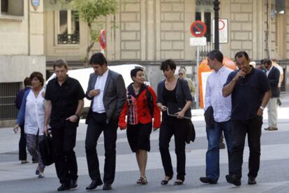 Miembros de la delegación <i>abertzale </i><b>que se reunió ayer en Bilbao con el PNV y entre los que se encuentran</b>  Rufi Etxeberria, Peio Urizar, Jone Goirizelaia y Oskar Matute.