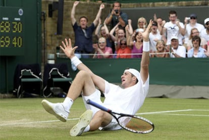 John Isner celebra su victoria ante Nicolás Mahut en el partido más largo de la historia.