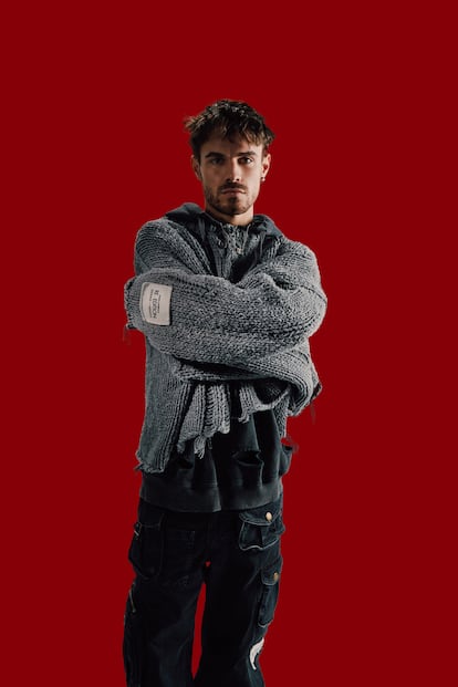 El artista gallego viste jersey, sudadera y pantalón Dolce&Gabbana.