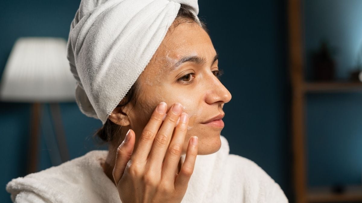El gel exfoliante con hidrógeno activo para limpiar en profundidad e hidratar las zonas más resecas de tu piel